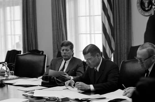 Præsident John F. Kennedy mødes i Det Hvide Hus med medlemmer af ExComm om krisen på Cuba. På billedet ses præsident Kennedy, forsvarsminister Robert S. McNamara og viceforsvarsminister Roswell Gilpatric. 29. oktober 1962