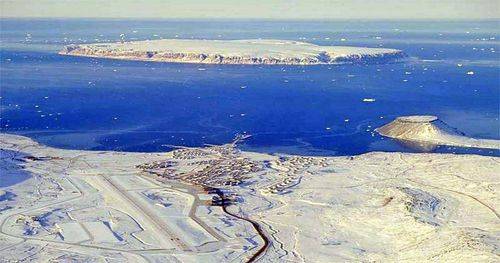 Luftbillede af den amerikanske base i Grønland, hvor et fly med fire atombomber ombord styrtede ned i 1968.