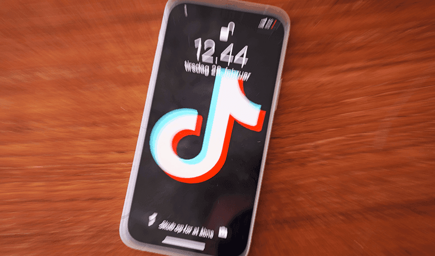 Telefon med TikTok-logo