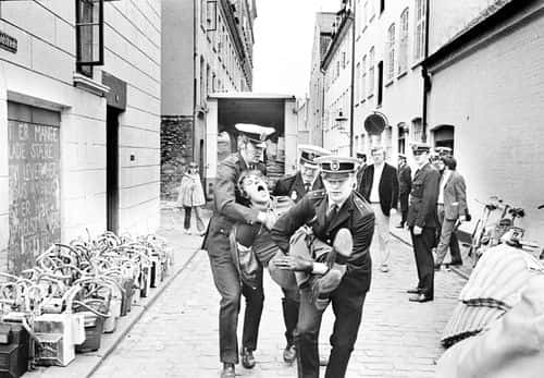 Kim Larsen bæres af betjente