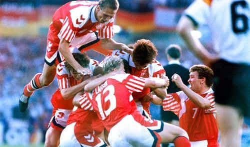 Det danske fodboldlandshold jubler efter scoring.