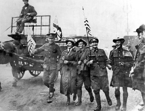 Allierede soldater jubler over våbenhvilen der trådte i kraft 11. november 1918.