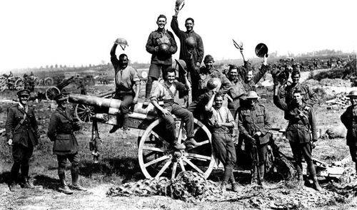 Engelske soldater har erobret en tysk kanon under kamp i august 1918.