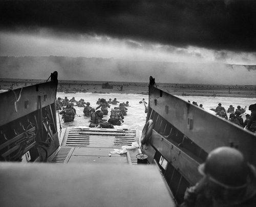 Amerikanske soldater lander på Omaha Beach i Normandiet, Frankrig, på D-dag den 6. juni 1944