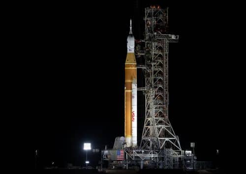 SLS‑raketten og Orion‑fartøjet ses på affyringsrampe 39B ved Kennedy Space Center den 17. januar 2026.