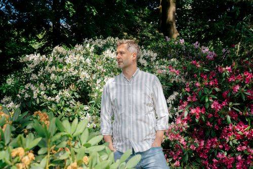 Journalist Mikkel Bech fotograferet i en have. Mikkel Bech blev udredt for ADHA som 40-årig.