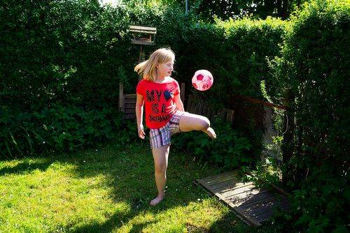 Cecillie, som har ADHD, spiller fodbold i have.