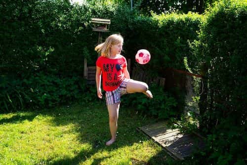 Cecillie, som har ADHD, spiller fodbold i have.