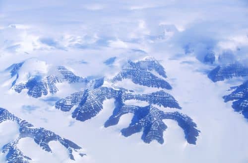 Luftfoto af indlandsisen i Grønland med sne, gletsjere og fjelde, august 2025.