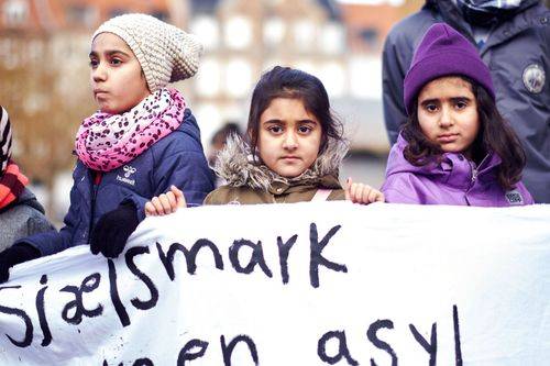 beboere fra Udrejsecenter Sjælsmark demonstrerer foran Christiansborg