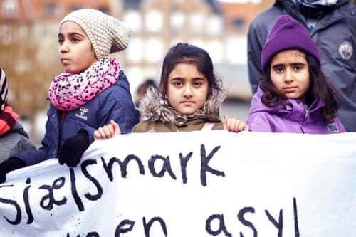 beboere fra Udrejsecenter Sjælsmark demonstrerer foran Christiansborg