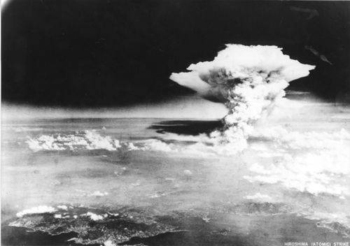 Paddehatteskyen fra atombomben, der blev kastet over Hiroshima i Japan den 6. august 1945 af det amerikanske B-29 bombefly Enola Gay