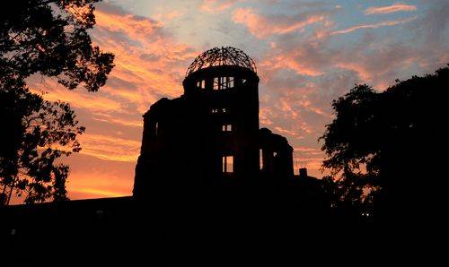 "Atombombekuppelen" (Genbaku Domu på japansk) ses i solnedgang. Kuplen er den eneste tilbageværende "hele" bygning i Hiroshima efter atombombomben blev kastet over byen i august 1945.