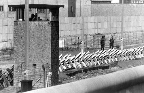 Østtyske vagter ved Berlinmuren i 1981.