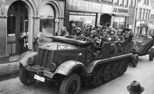 Motorvogne med tyske soldater kører gennem Aabenraas gader d. 9. april 1940.