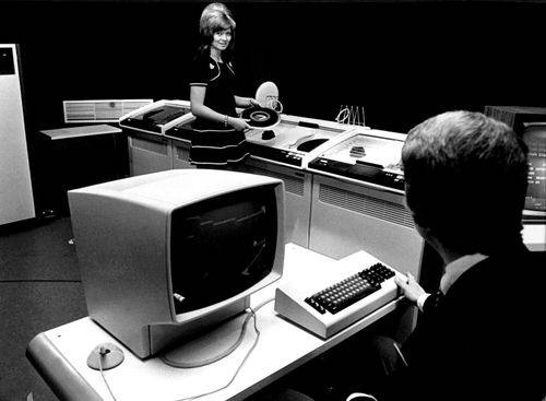Mand og kvinde med en computer i 1972