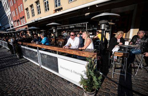 Svenskere på udendørs cafe i Malmö under coronaepidemien i april 2020.