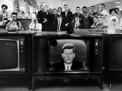 Kunder i et amerikansk varehus ser præsident John F. Kennedys tv‑tale om USA's blokade mod Cuba under missilkrisen den 22. oktober 1962.