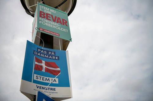 Valgplakater fra Enhedslisten og Venstre op til folkeafstemningen om forsvarsforbeholdet i 2022