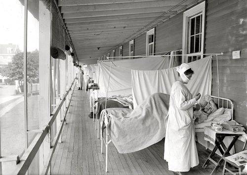 Sygeplejerske måler puls på patient med influenza.
