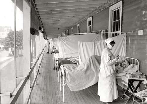 Sygeplejerske måler puls på patient med influenza.