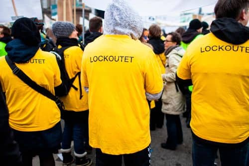 Demonstranter med gule t-shirts med teksten "lockoutet'" under lærerkonflikten i 2013