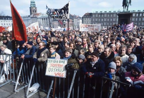 Demonstration foran Christiansborg i 1985