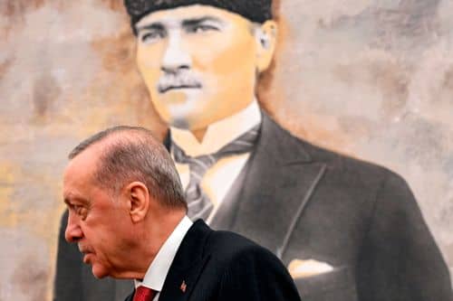 Tyrkiets præsident Recep Tayyip Erdogan står foran et billede af grundlæggeren og den første præsident for Republikken Tyrkiet, Mustafa Kemal Atatürk