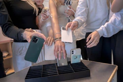 Elever afleverer mobiltelefoner inden undervisning. Arkivfoto.