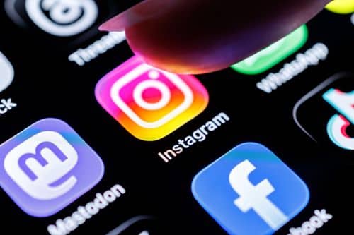 Mobilskærm med ikoner for sociale medier.