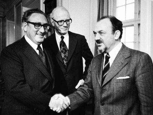 Daværende statsminister Anker Jørgensen sammen med daværende udenrigsminister K.B. Andersen og USA's daværende udenrigsminister Henry Kissinger. 1976.