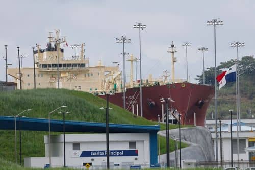 Fragtskib i en af Panamakanalens sluser i september 2026. Kanalen reducerede antallet af daglige skibspassager på grund af lav vandstand efter en periode med mindre nedbør end normalt.