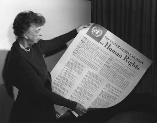 demEleanor Roosevelt holder en plakat med FN’s Verdenserklæring om Menneskerettighederne på engelsk. Hun var en central drivkraft bag erklæringen, som blev vedtaget af FN i 1948.onstration