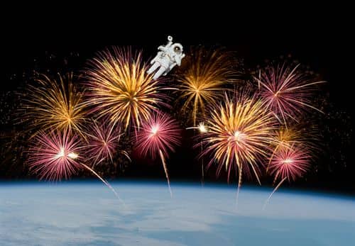Billedcollage med astronaut og fyrværkeri
