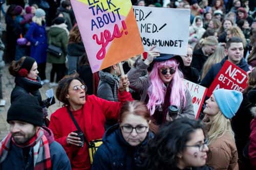 Kvinder med plakater under demonstrationen "Alle feminister på gaden", København, 2019