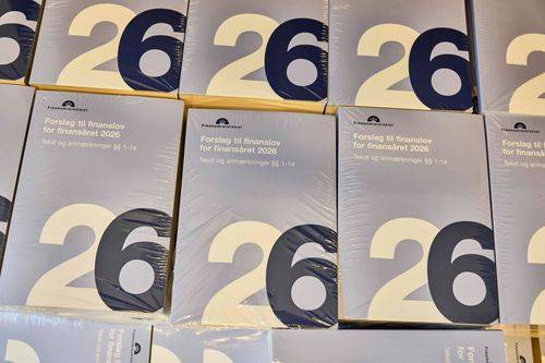 Eksemplarer af finanslovsforslaget for 2026 liggende på et bord.