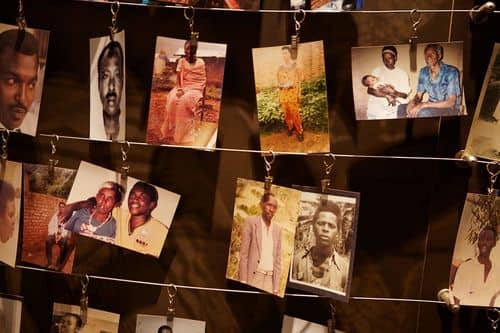 Billeder af ofre for folkedrabet i Rwanda i 1994 på Kigali Genocide Memorial.