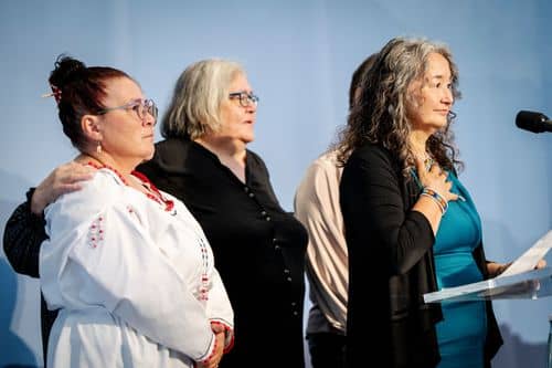 Tre af de berørte kvinder i spiralsagen ved et arrangement i Nuuk den 24. september 2025, hovr den danske stat undskyldte overfor ofrene-