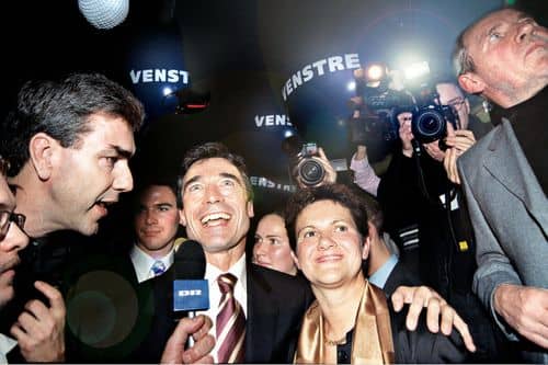 Tidligere statsminister Anders Fogh Rasmussen med sin kone Anne-Mette Rasmussen på valgaftenen ved Folketingsvalget den 20. november 2001.
