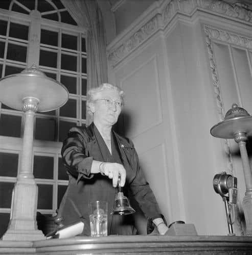 Landstingets formand Ingeborg Hansen ringer med klokken for sidste gang. Landstinget blev afskaffet ved en grundlovsændring med virkning fra 21. september 1953.