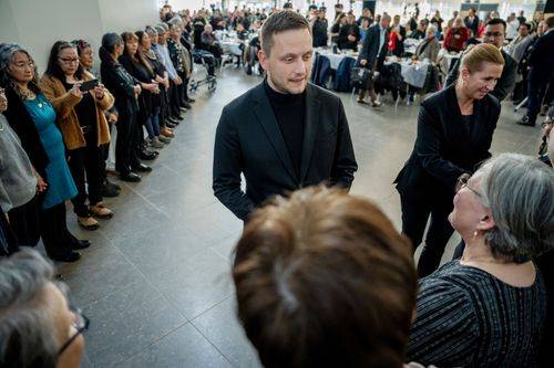 Formanden for Naalakkersuisut Jens-Frederik Nielsen og statsminister Mette Frederiksen hilser på de berørte kvinder da den officielle undskyldning i spiralsagen gives ved et arrangement i Nuuk den 24. september 2025.