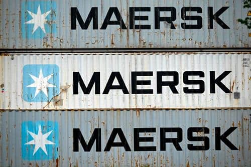 Tre Mærsk-containere stablet ovenpå hinanden.