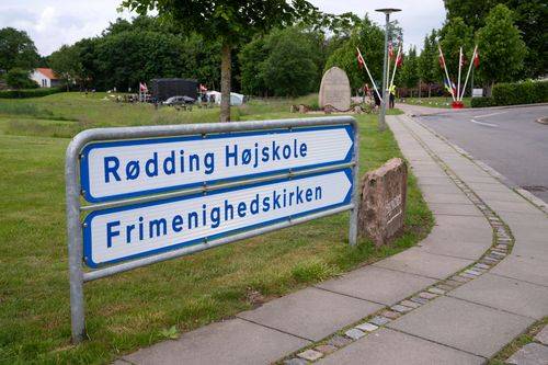 Vejskilt der viser mod Rødding Højskole