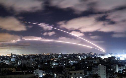 Raketter affyret mod Israel fra Gaza By tegner streger på en tidlig aftenhimmel. , maj 2021.