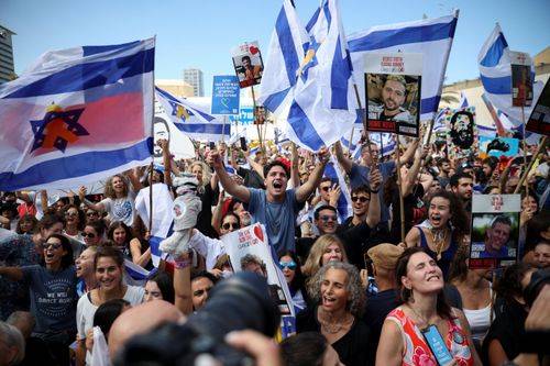 Folk med israelske flag jubler på Gidselpladsen i Tel Aviv efter frigivelsen af de sidste overlevende israelske gidsler den 13. oktober 2025.