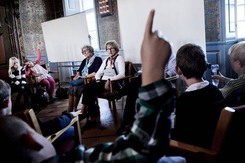 De to jødiske kvinder Sonja Bandman og Fanny Poulsen  fortæller 3.y fra Kvikmarkens Privatskole i Buddinge om flugten til Sverige i 1943.