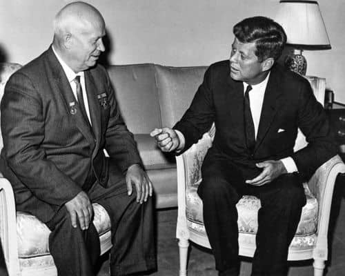 Nikita Khrusjtjov og John F. Kennedy ved et møde i Wien i 1961.
