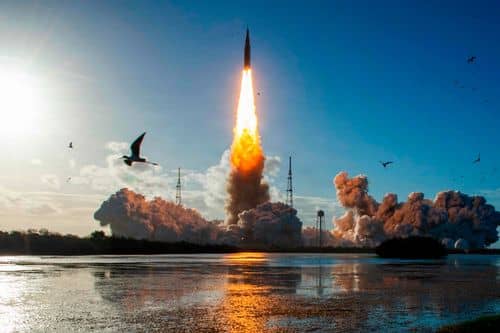 NASAs Artemis II-mission, der skal flyve forbi Månen, bestående af Space Launch System‑raketten (SLS) med Orion‑rumkapslen, letter fra Kennedy Space Center i Cape Canaveral, Florida, USA, den 2. april 2026.