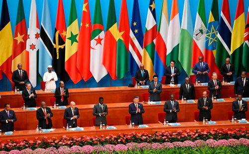 Afrikanske ledere klapper ad Kinas præsident Xi Jinping efter hans tale ved åbningsceremonien for Forum om Kina-Afrika Samarbejde (FOCAC) i Beijing den 5. september 2024. Kinesiske of afrikanske flag ses i baggrunden.