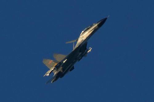 En kinesisk J-11 jagerflyver over Taiwanstrædet.